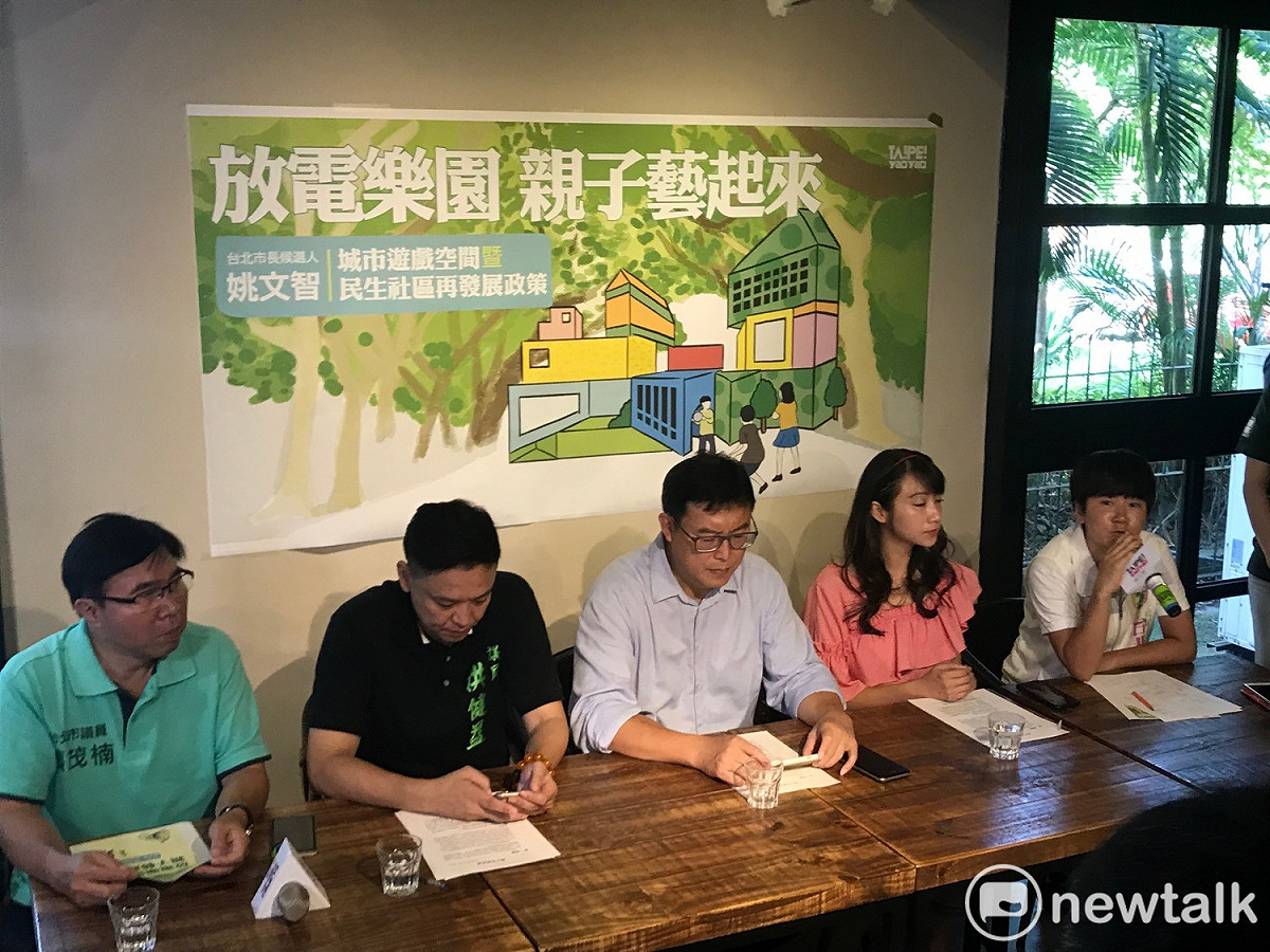 黨籍議員張茂楠（左起）、洪健益、市長參選人姚文智、議員許淑華、許家蓓。 圖 : 周煊惠 / 攝