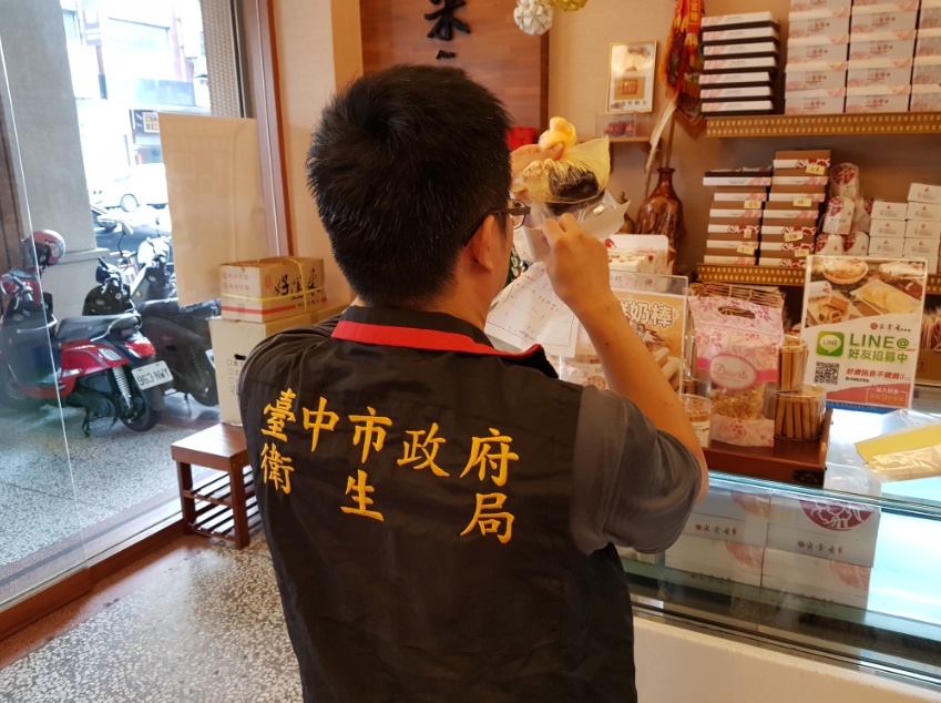 台中市政府食安處今天抽驗市售應景的中秋產品。 圖：台中市政府/提供