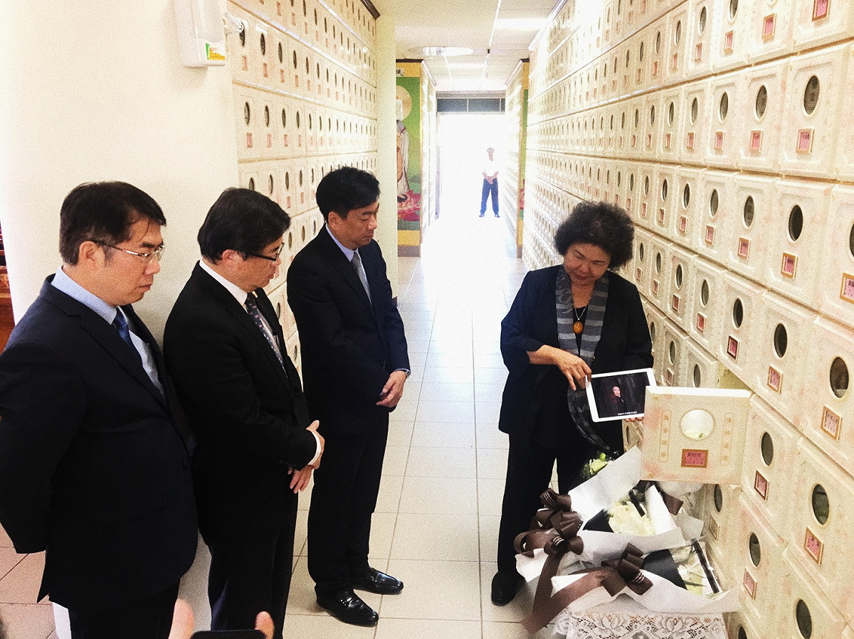 陳菊在黃昭堂的塔位前，拿出平板電腦播放日本歌手美空雲雀的名曲《昴》。(左起為黃偉哲、李孟諺、陳宗彥、陳菊) 圖：黃偉哲選辦提供