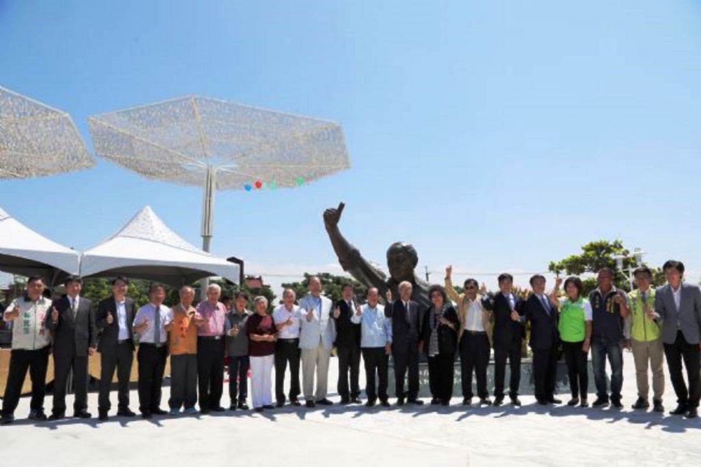 今天台南市七股區啟用「黃昭堂紀念公園」，黃昭堂好友包括獨盟同志、總統府秘書長陳菊、立委黃偉哲等政界名人都出席。 台南市政府提供