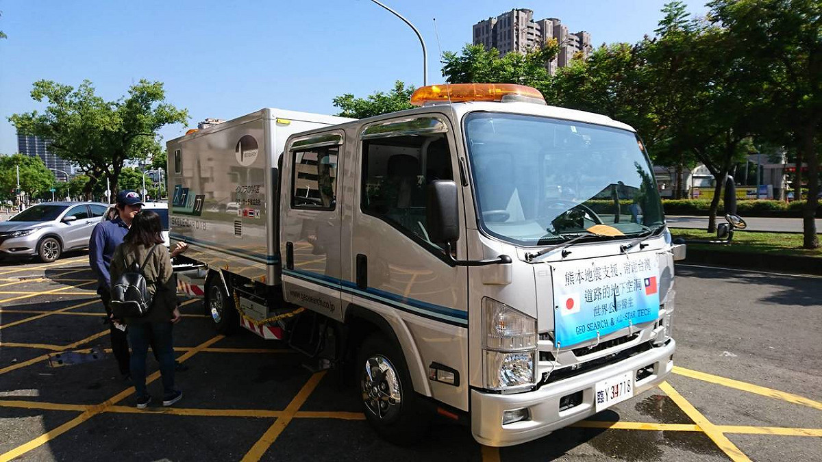 車載式透地雷達探查車，車頭還有感謝台灣的標語。 圖：高雄市工務局/提供
