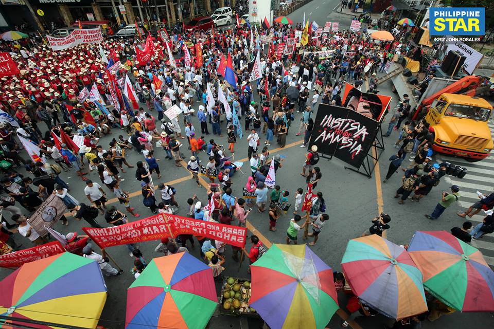 約4000名反對杜特地的群眾展開「人民團結反抗暴政及獨裁統治」的示威集會。 圖：翻攝Philippine Star臉書