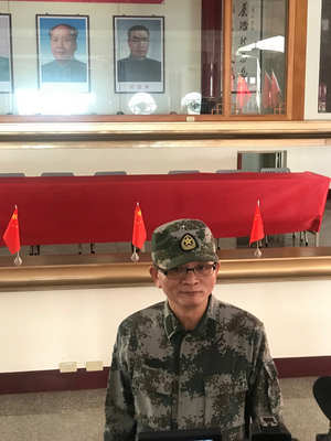彰化縣政府官員21日前往碧雲禪寺執行斷水斷電公務時，遭碧雲禪寺所有人魏明仁（圖）朝臉上揮拳，導致官員流血，員警當場逮捕魏明仁，全案依妨害公務罪嫌偵辦。 圖/中央社