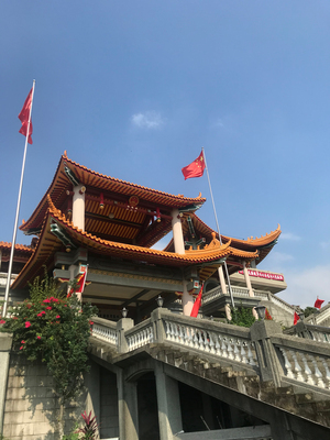 建商魏明仁將碧雲禪寺更名為「中華人民共和國台灣省社會主義民族思想愛國教育基地」，在建築外升起五星旗，引發爭議。 圖/中央社