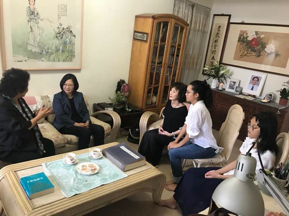 在蔡英文與陳菊前來致哀時，楊偉中愛女頎頎在一旁若有所思，似乎仍處於悲傷之中。 圖：翻攝自臉書
