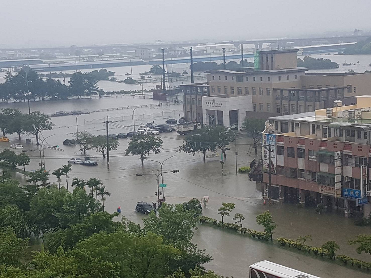 823災後救助以區塊或線性的街廓為單位，從寬認定符合淹水救助之要件，特別是朴子市應簡化認定作業，可依據縣府提供空拍資料顯示，認定淹水50公分以上區域(排除墊高戶與裝設防水閘門者)，無須逐戶認定。 圖 : 嘉義縣政府/ 提供