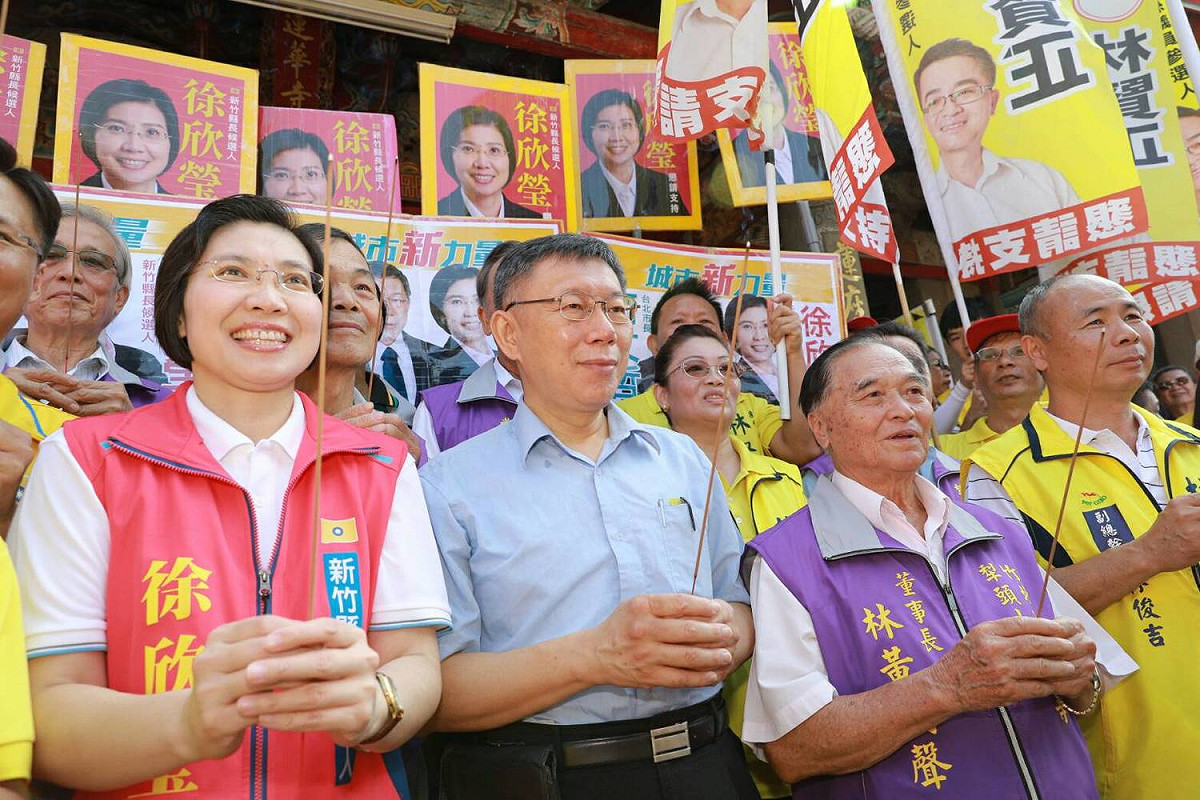 今日柯文哲到竹北蓮華寺，替民國黨縣長候選人徐欣瑩站台，並一同上香祈福。 圖：柯文哲競選辦公室提供