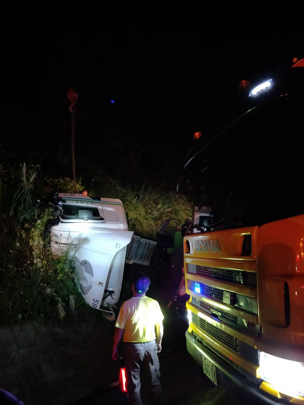 國道公路警察局第六警察隊竹林分隊通報，今天凌晨3時03分，國道3號84.4公里北向，一輛半聯結車側翻在外側車道及外側路肩。 圖：新竹縣府/提供