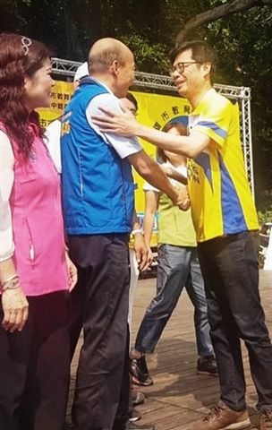陳其邁、韓國瑜同台亮相，雙方還先後2次握手，彼此致意。 圖：高雄市教育產業工會提供