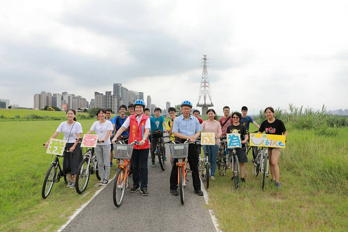 柯文哲今日南下新竹，與民國黨候選人徐欣瑩沿著頭前溪岸騎Ubike，希望打造該地新的觀光遊憩環境。 圖：柯文哲競選辦公室提供