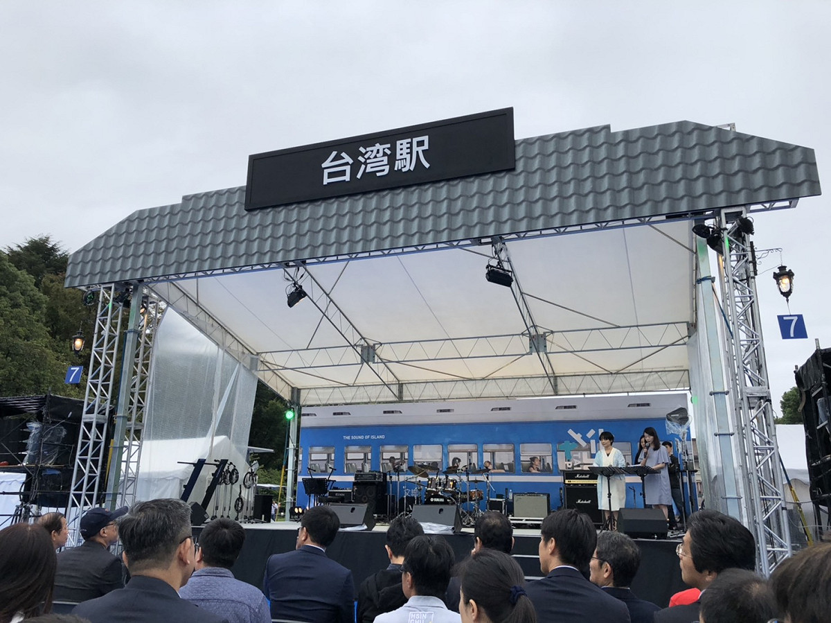 對於主舞台的車站設計，觀光局長周永暉表示兩邊綠燈代表台日之間的良好關係。 圖：中華文化協會提供