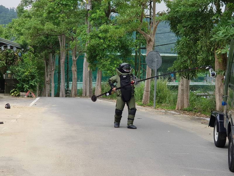 今（22）早8時，新北市深坑區阿柔洋55-2號前，有民眾看見一台小客車向外扔出一袋不明物體，上前一瞧，發現疑似爆炸物，趕緊連絡警方處理。 圖：警方提供