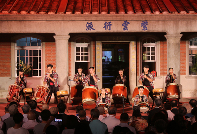 入第21年的台南黃家古厝音樂會，22日晚間登場，且 為鼓勵在地學子，今年特別邀請在地後壁國中鼓隊開場 ，為這場年度藝文饗宴揭開序幕。 圖：中央社