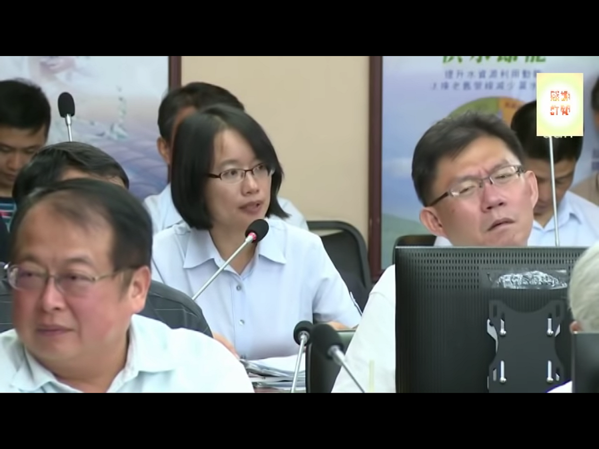 由於這項自治條例修訂，遭媒體稱之「吳音寧備詢條款」，對此台北市政府副秘書長兼財政局長陳志銘今晚受訪說明，增列條文部分是針對市府持有股權並跟市府有委託經營關係的公司，像北市持有股權的農產、漁產、畜產與花卉公司，並非只針對北農。 圖：翻攝自Youtube