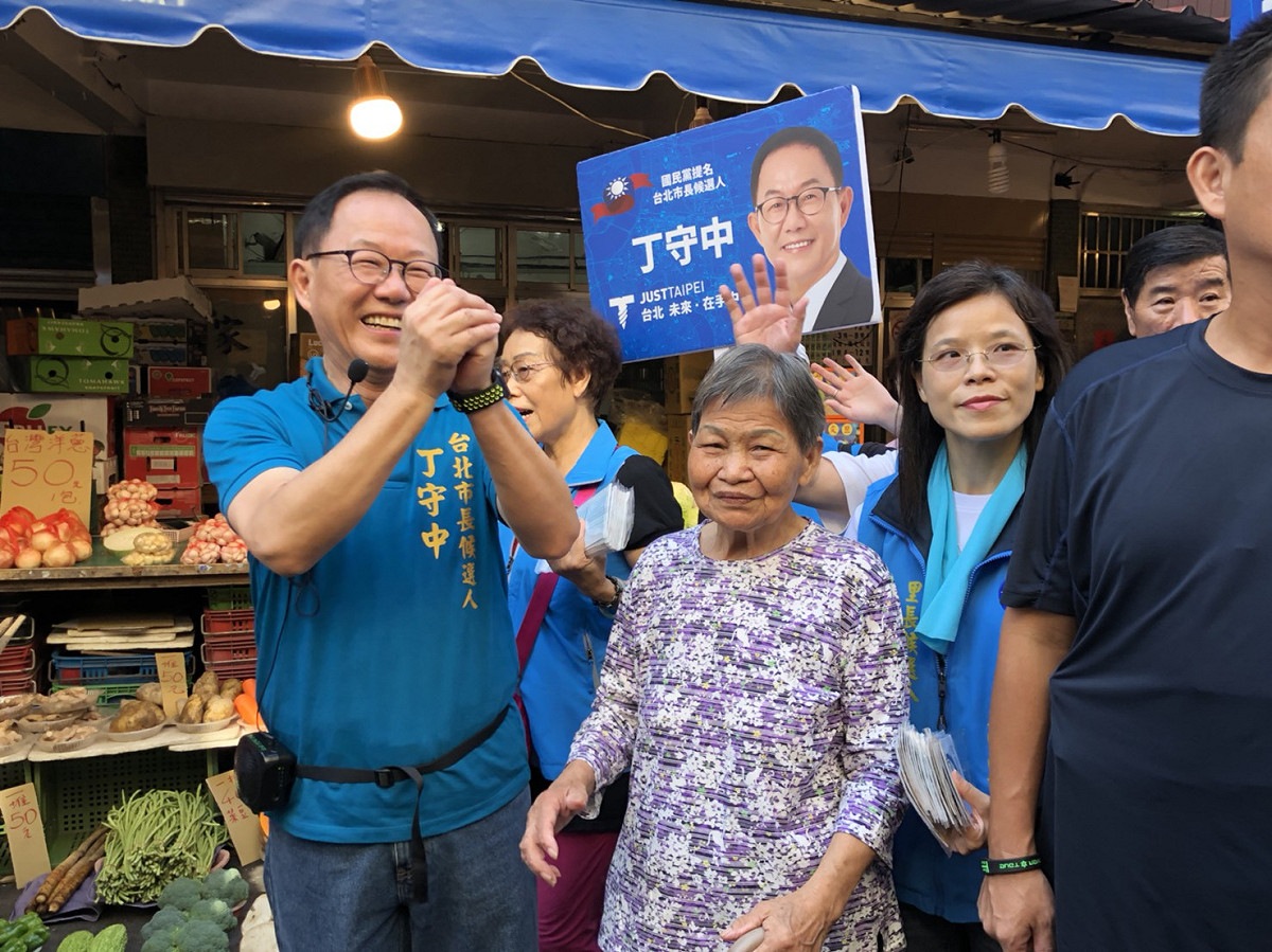 國民黨台北市長參選人丁守中今（23）日赴自強市場拜票。 圖：丁守中辦公室 / 提供