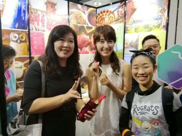 主演電影「海角七號」的日籍女星田中千繪22日與客委會科長楊秀禎在東京旅展宣傳浪漫台三線旅遊商品。 圖：客委會/提供