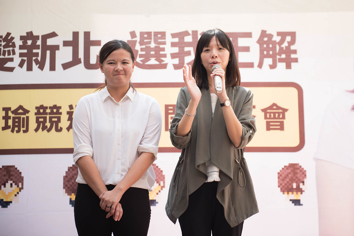 時力立委洪慈庸到場支持，她表示，兩人同樣是年輕女性、素人從政，肯定曾柏瑜三年來深耕的成果。 圖：曾柏瑜競選辦公室提供