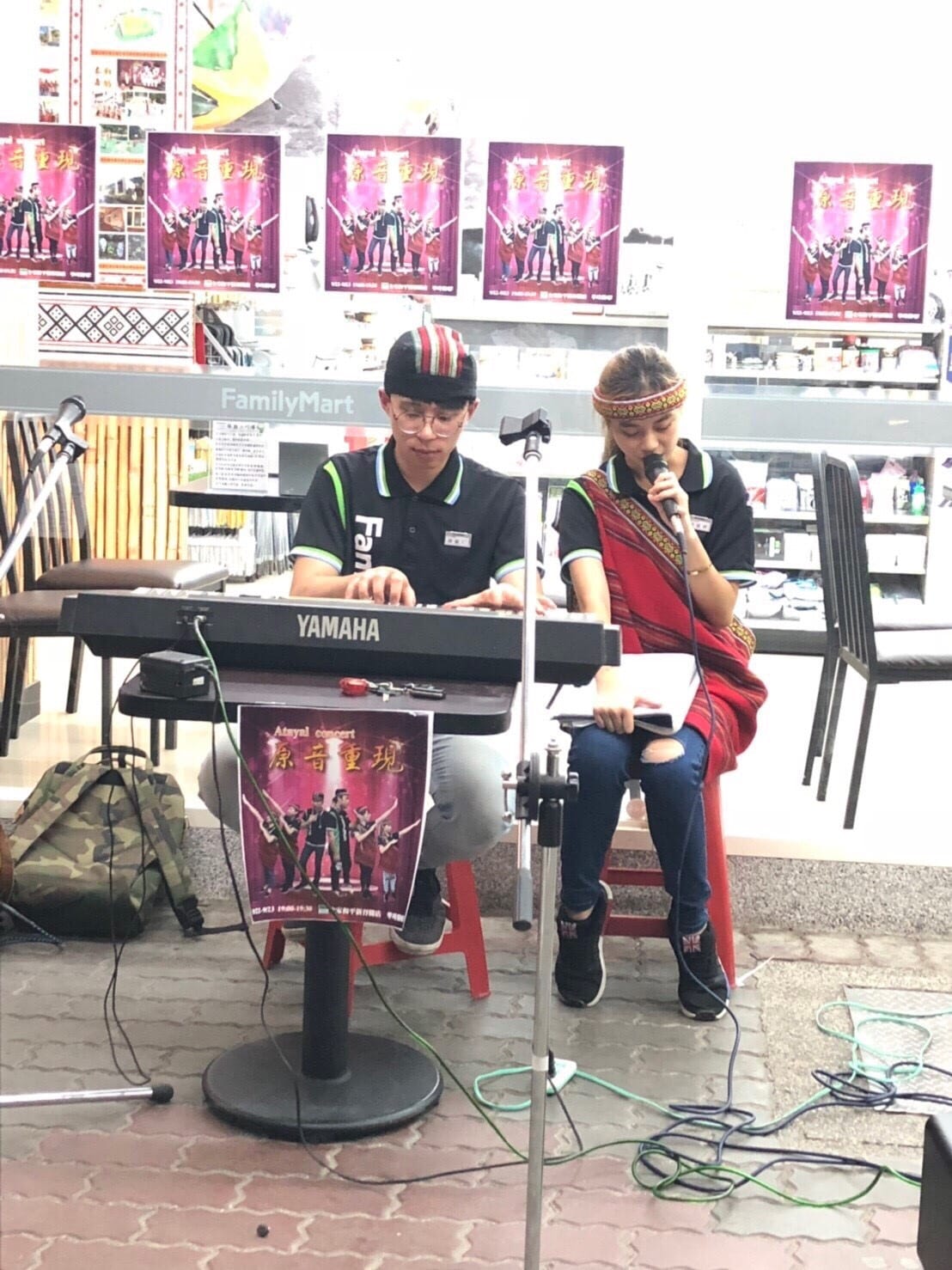 谷關全家便利店門前騎樓成臨時的舞台 圖：谷關全家便利店/提供