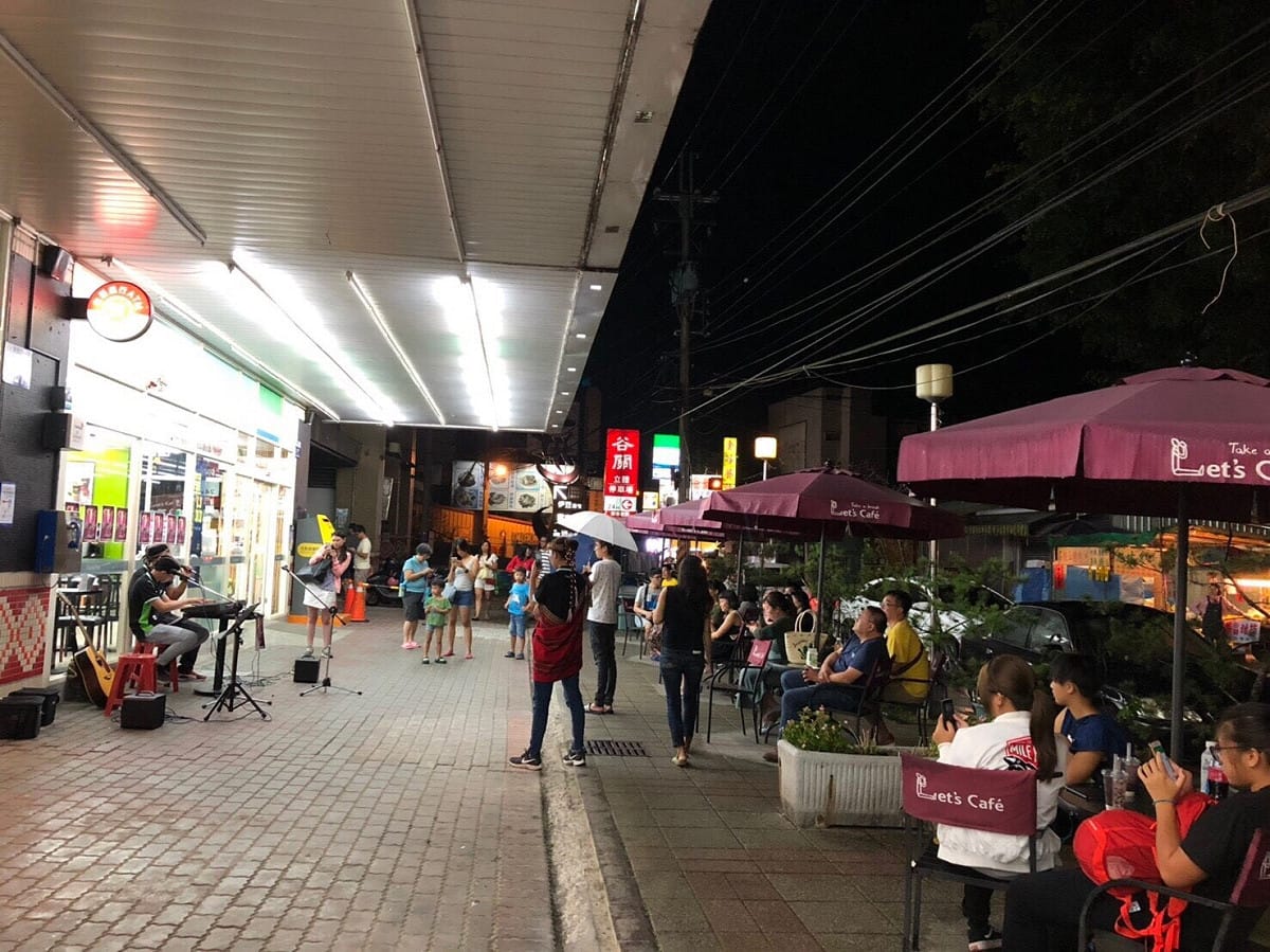 「原音重現」吸引不少遊客，大家就坐在咖啡座欣賞。  圖：谷關全家便利店/提供