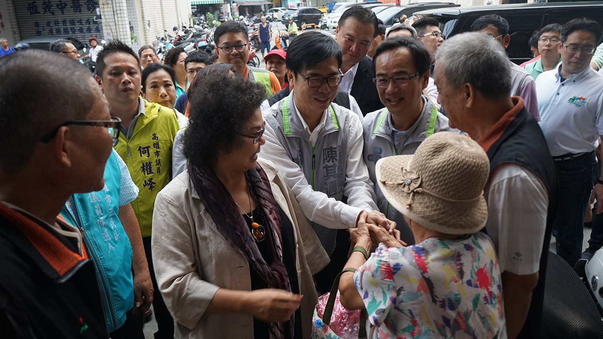 陳菊今（23）日陪同陳其邁往三民區灣子內朝天宮參香祈福。 圖：陳其邁辦公室提供