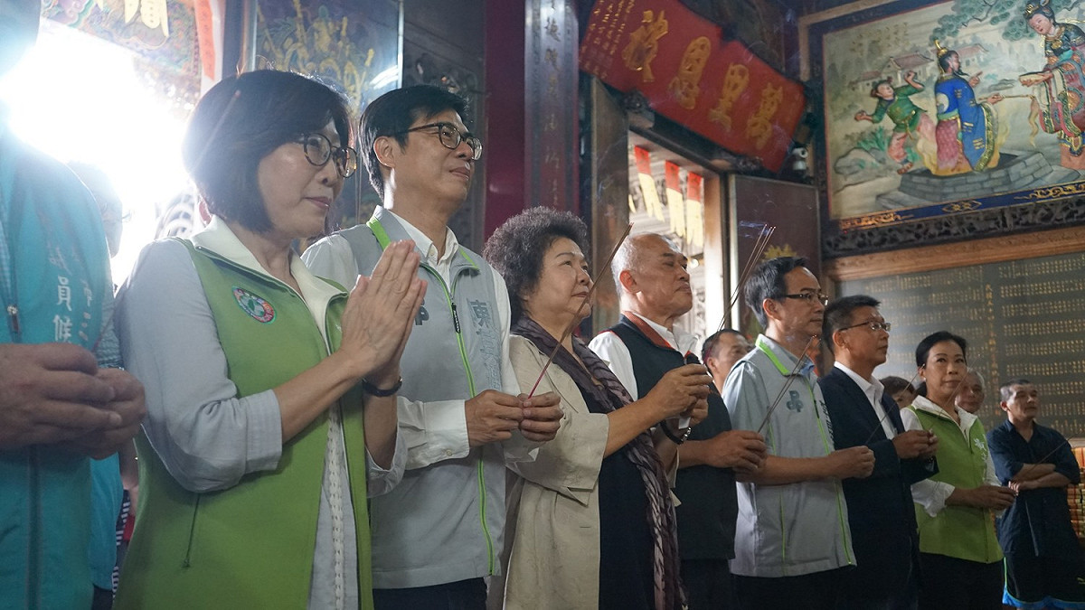 陳菊說：「拜託大家用疼惜陳菊的心情，把民進黨栽培二十年的新好市長陳其邁送進市府。」 圖：陳其邁辦公室提供