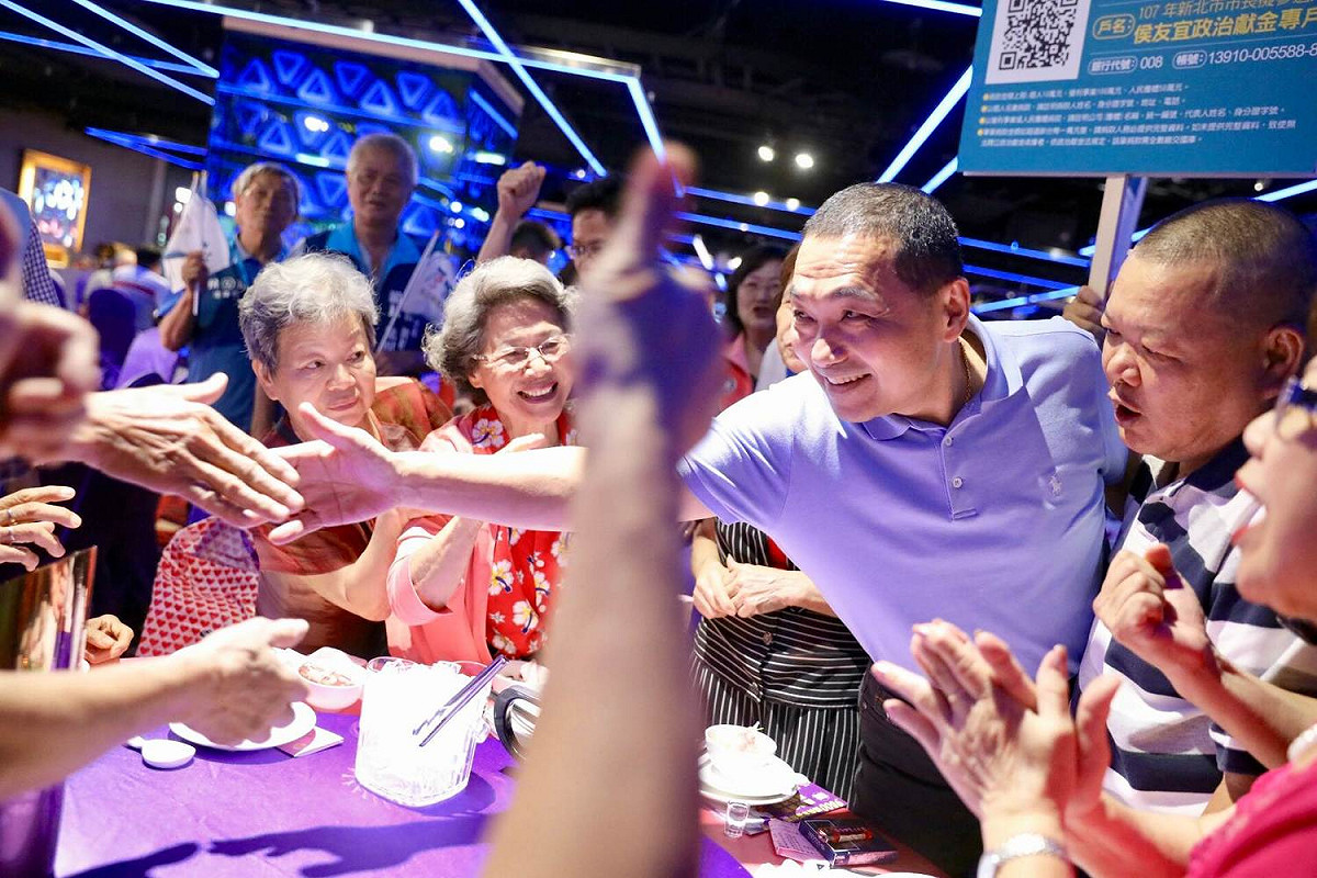 侯友宜一進場就受到嘉義同鄉會鄉親熱烈歡迎。 圖：侯友宜競選辦公室提供