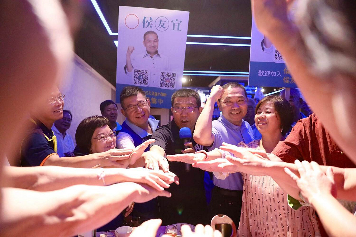 侯友宜表示：「每一雙手我都要握到，因為大家是我的家人。」 圖：侯友宜競選辦公室提供