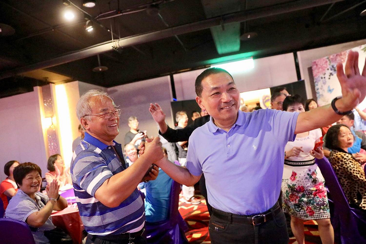永和嘉義同鄉會理事長張啟楷大讚侯是嘉義子弟，做人很實在，不像是對手民進黨新北市長參選人蘇貞昌「話唬爛」。 圖：侯友宜競選辦公室提供