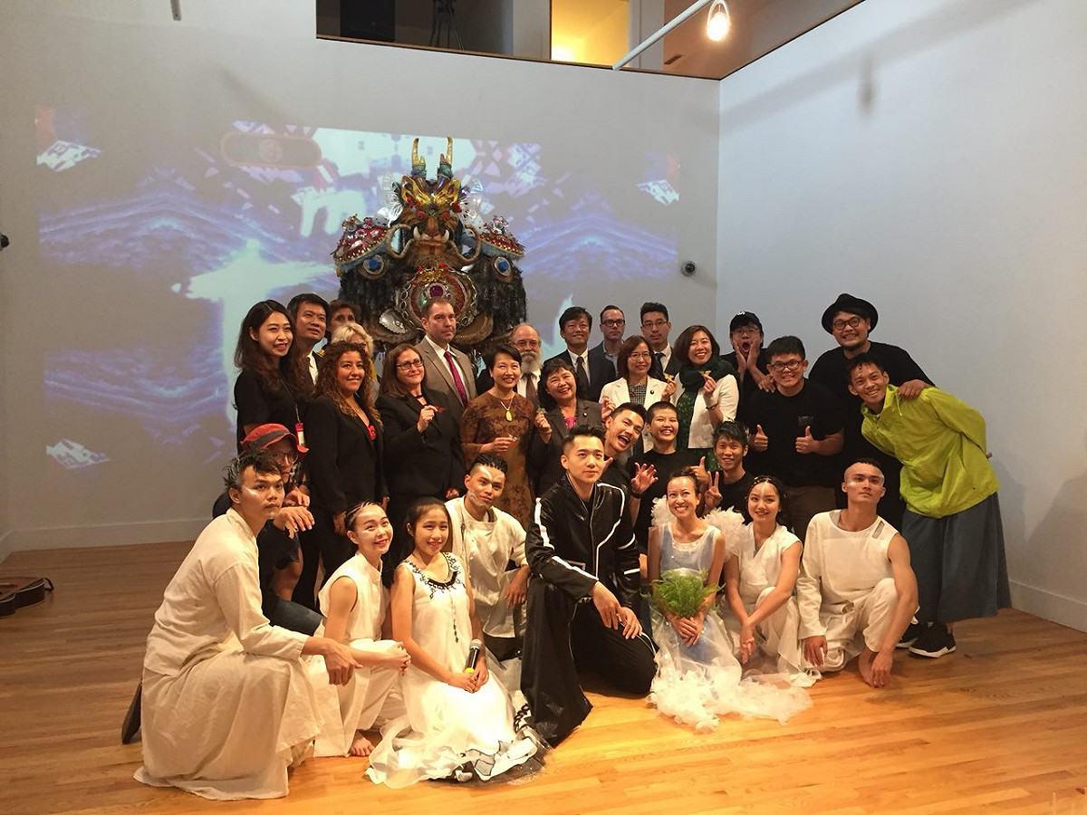 立法院林靜儀委員、陳曼麗委員、李麗芬委員及徐儷文大使於9月19日上午赴紐約市立大學皇后社區學院美術館參觀WOW Taiwan藝術展，與WOW Taiwan成員、學院及館方人員合影。 圖：外交部/提供