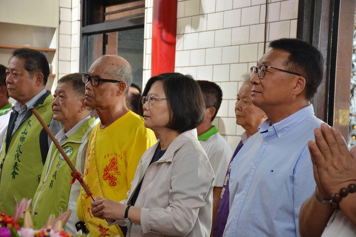總統蔡英文今（23）天到宜蘭多個廟宇上香。 圖：民進黨/提供