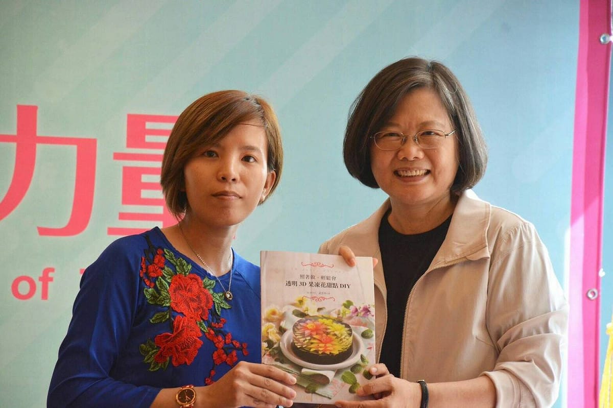 代表新住民致詞的武芳草贈送去年出版的果中花教學書籍給蔡總統，為她的「台灣夢」寫下見證。 圖：民進黨提供