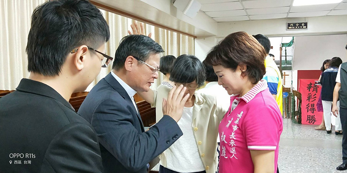 牧師周湘雄（左二）為嘉義市長候選人蕭淑麗禱告。 圖：蕭淑麗競選團隊/提供