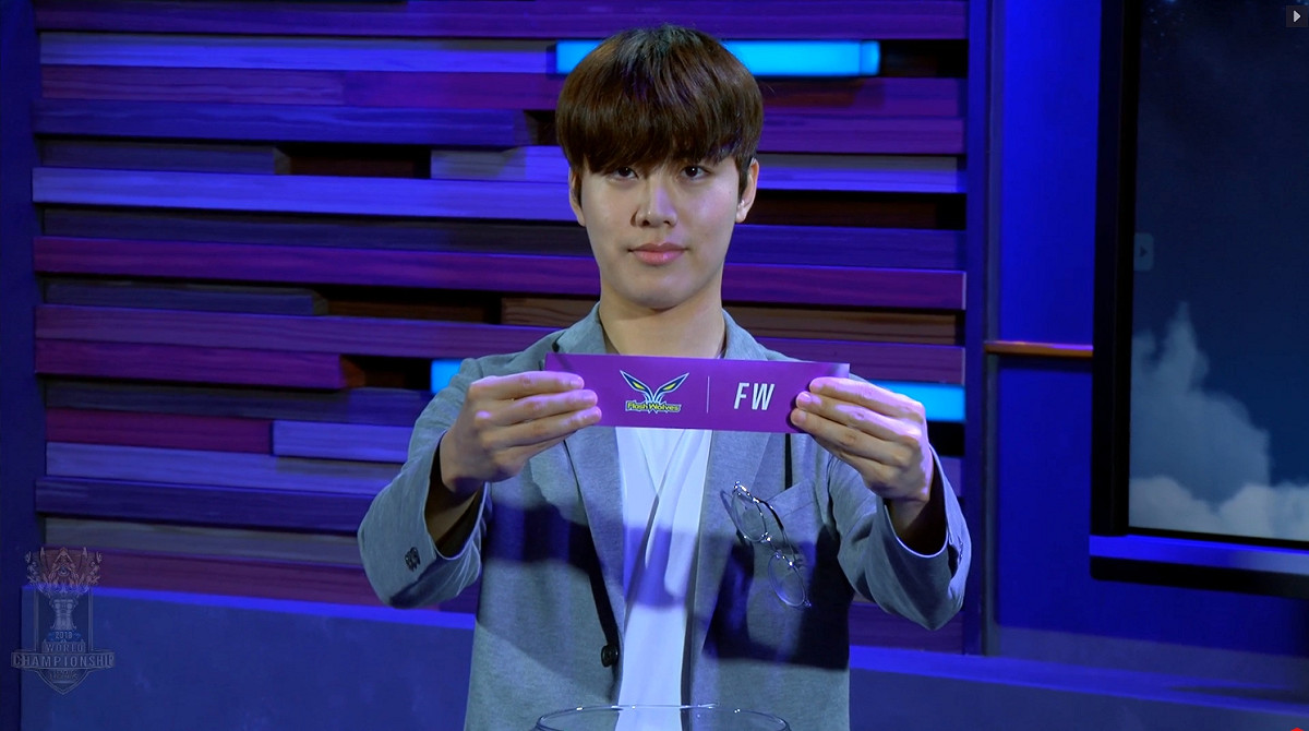 官方邀請了FlyQuest戰隊上路Flame進行公開抽籤儀式。 圖：翻攝Twitch