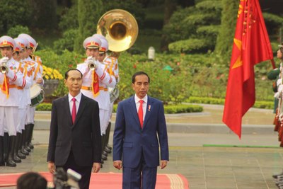 越南共產黨中央委員會等單位發出通告，為向陳大光致敬，將於26日以國葬儀式為他舉行喪禮，歷時2天。。圖為陳大光（左）在河內歡迎印尼總統佐科威（右）到訪。 圖/中央社檔案照片