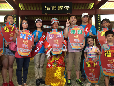 2018金門中秋博狀元餅23日晚間在金城鎮上封街舉辦總決賽，最後由71歲的李允尚（左4）勇奪狀元，眾人開心接受表揚。 圖/中央社