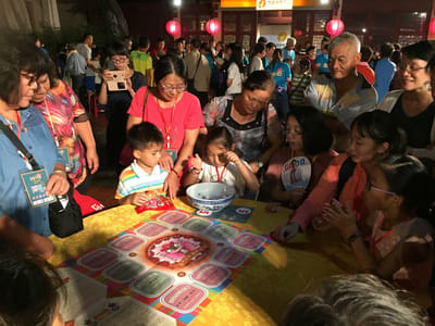 2018金門中秋博狀元餅大賽總決賽23日晚間在金城鎮市區和總兵署熱鬧開賽，現場不只大人參與，小朋友也來試手氣。 圖/中央社