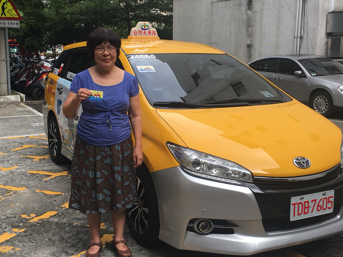 持台中市敬老愛心卡，自9月25日起可折抵計程車資。 台中市政府/提供