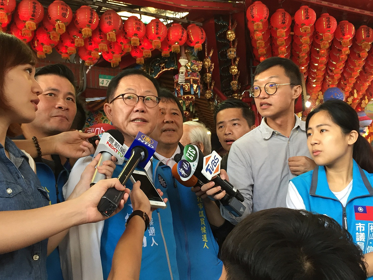 丁守中上午在國民黨松山信義區議員候選人陪同下，一同前往松山五分埔福德宮三獻禮祝壽聖典。 圖：趙婉淳／攝