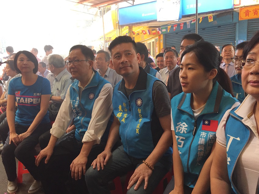 丁守中上午在國民黨松山信義區議員候選人陪同下，一同前往松山五分埔福德宮三獻禮祝壽聖典。