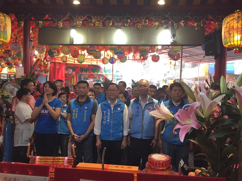 丁守中上午在國民黨松山信義區議員候選人陪同下，一同前往松山五分埔福德宮三獻禮祝壽聖典。