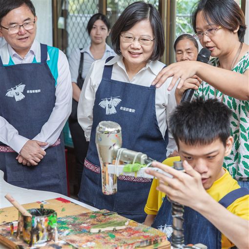 蔡英文在民進黨台東縣長候選人劉櫂豪陪同下，訪視「天主教私立救星教養院」。 圖：總統府/提供