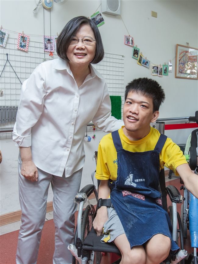 蔡英文祝福院童中秋節快樂。 圖：總統府/提供
