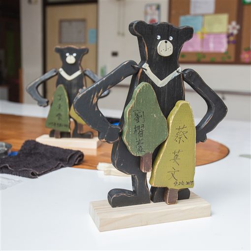 院童呈贈她木作品「台灣黑熊」。 圖：總統府/提供
