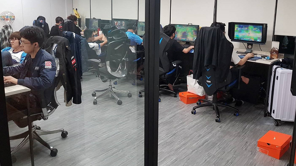 昨（23）日《英雄聯盟》世界賽抽籤結果出爐，今年台港澳LMS賽區仍是三隊出征，其中第一種子FW與第二種子MAD都放出了抽籤儀式的反應影片。 圖：翻攝自 閃電狼 粉絲專頁