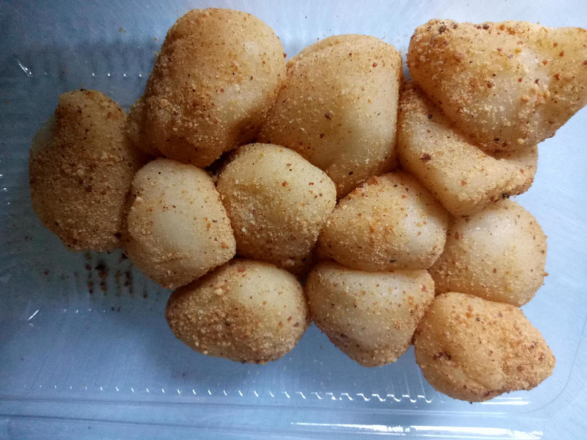 相傳土地公愛吃麻糬，而且麻糬黏黏的，可以黏住土地公的鬍鬚帶來好運和錢財。 圖：串樓口/提供