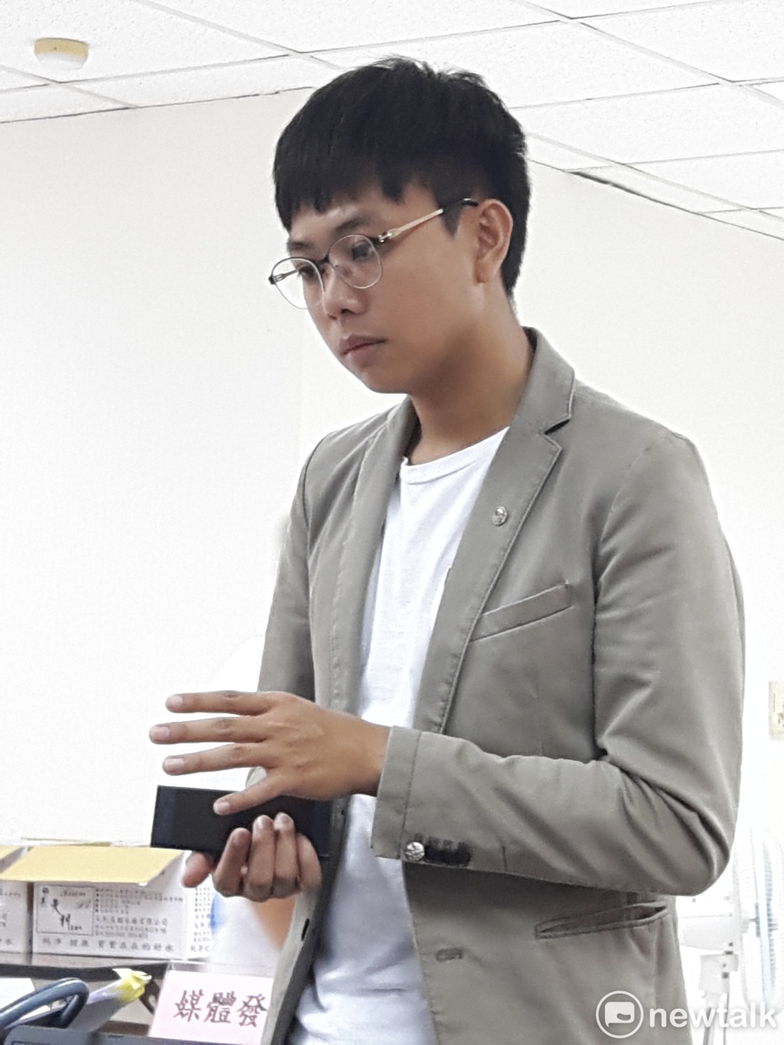 侯辦發言人賴冠群指出，現在中央執政黨顯然是黨意凌駕民意，背離多數民眾期待。呼籲蘇貞昌應該要傾聽民意，反對深燃煤電廠。 圖：林昀真／攝