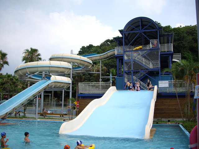 八月暑假期間，台北市公館區洛德城堡公館運動中心夏季水樂園中，有兩名女性國小學童不幸遭潘姓男子分別於12日、28日強制猥褻。 圖：翻攝自洛德城堡公館運動中心夏季水樂園官方網站