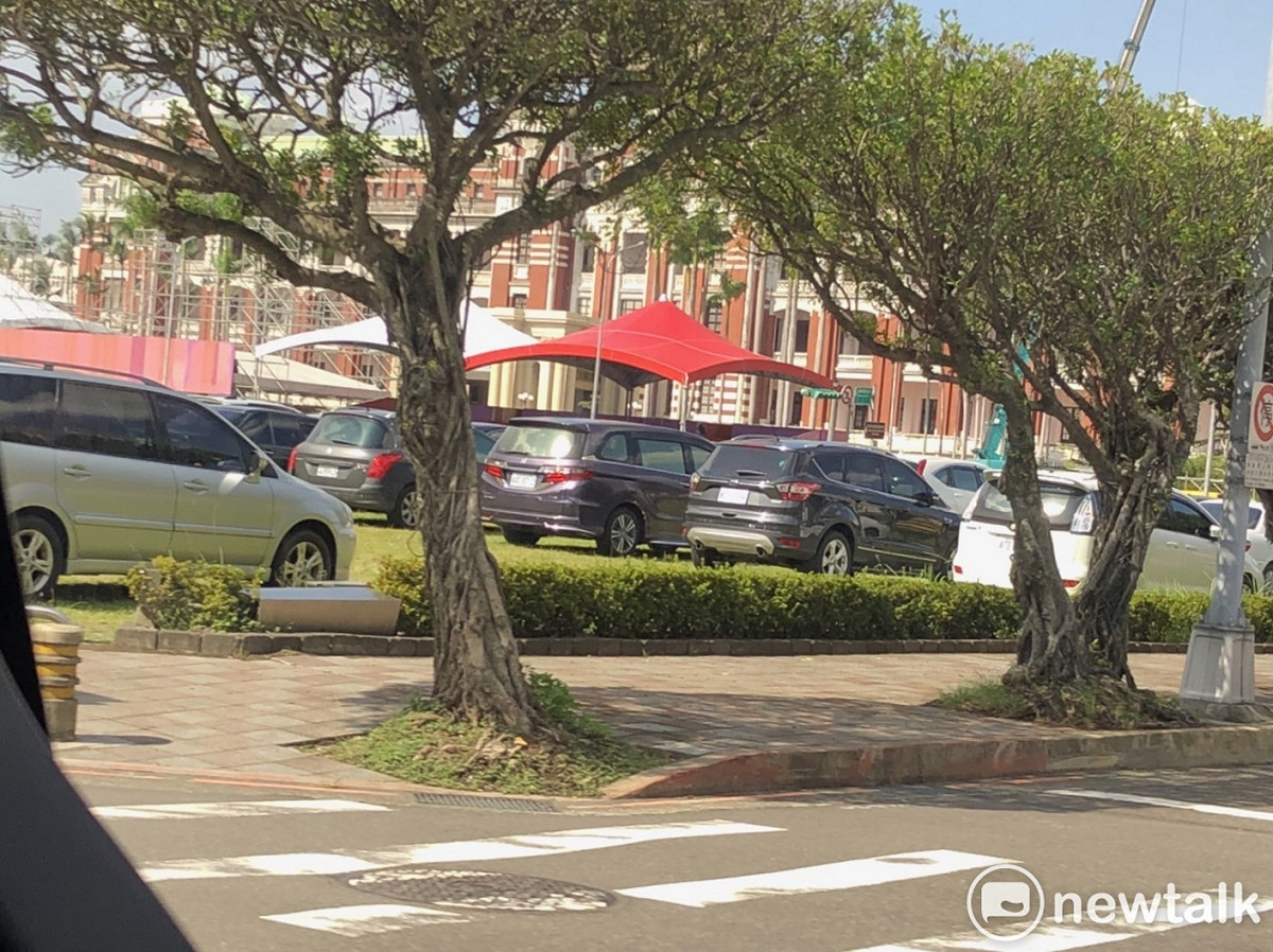 現在總統府前變成紅色、白色。 圖 : 丁守中 / 提供