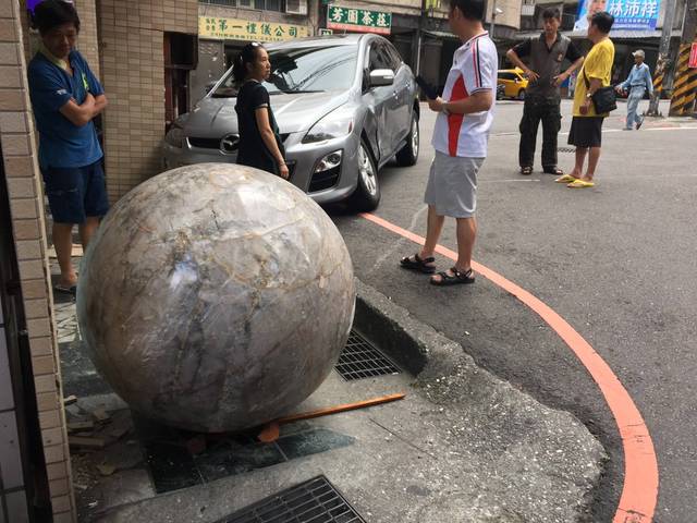 這顆重達2公噸的水晶球撞上民宅及汽機車，撞擊力相當驚人，車子輪胎還歪掉。 圖：翻攝爆料公社