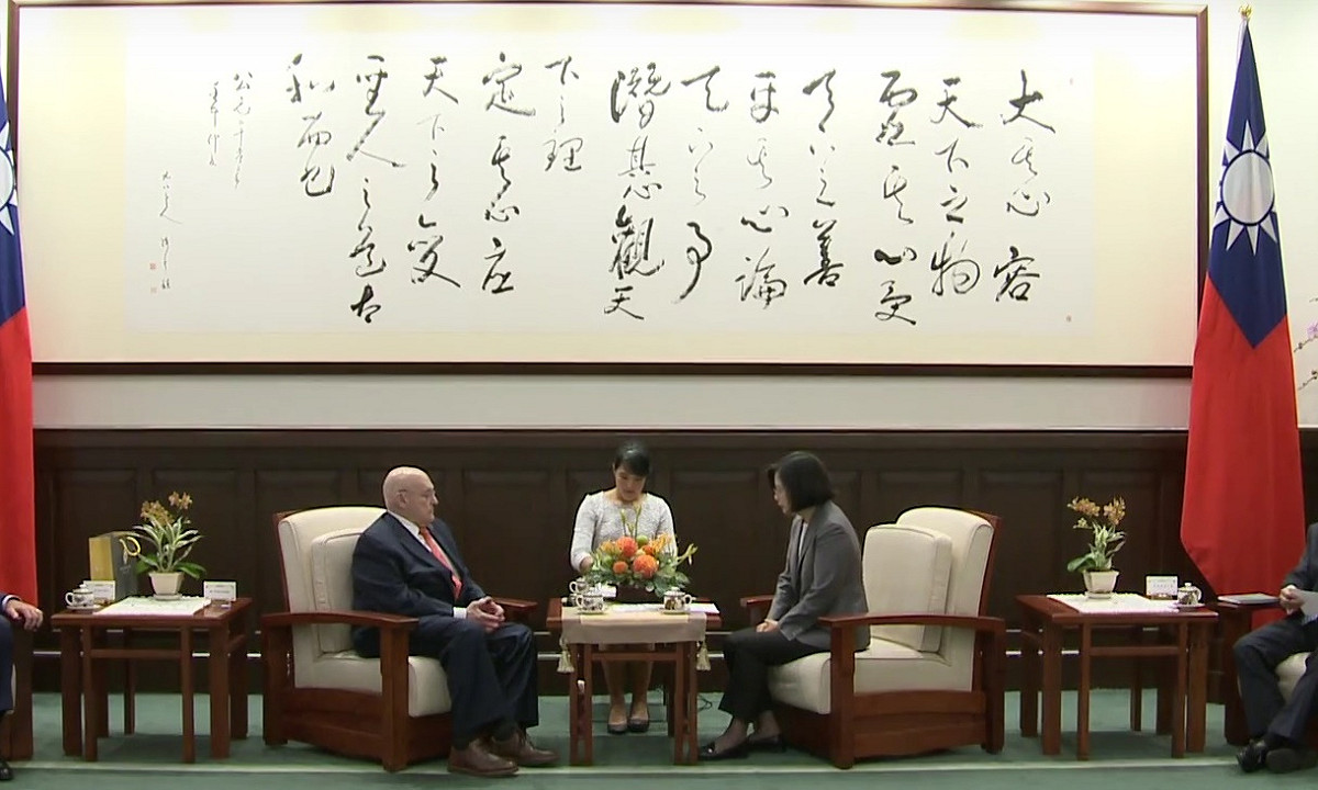 總統蔡英文25日接見美國前國務院副卿阿米塔吉。 圖：翻拍自總統府影音